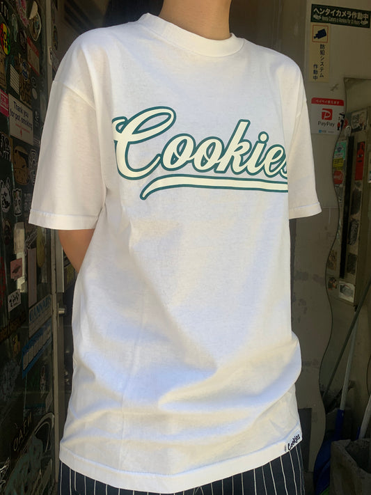 【SALE!!】 Cookies クッキーズ PACK TALK LOGO 3 TEE ホワイト Tシャツ