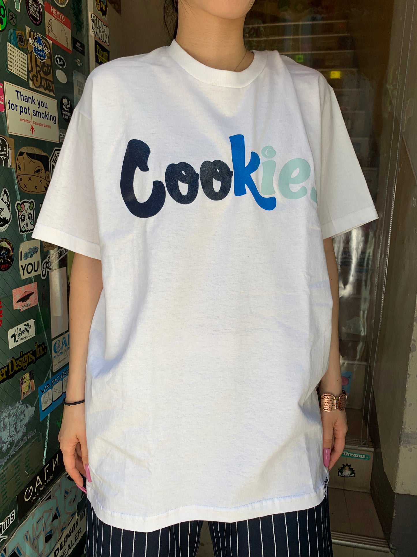 【SALE!!】Cookies  クッキーズ FORUM LOGO 1 TEE White/Blue Tシャツ