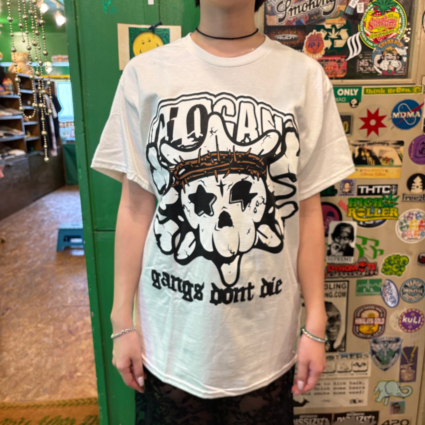 Glo Gang グロギャング 
Gangs Don't Die Tee (Black/White) Tシャツ
